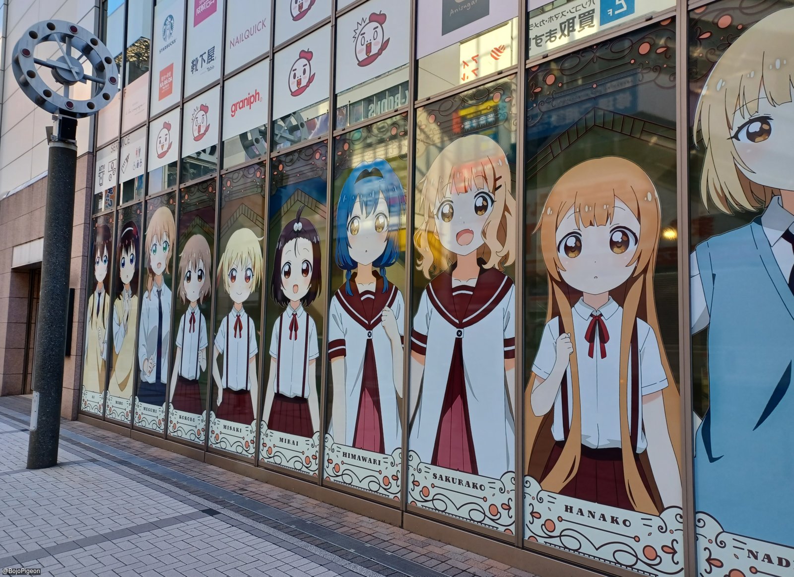 Anime characters decorating atré 1